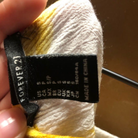 Flowy white shoulder cut out flower top - Picture 3 of 3